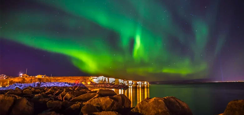 Aurora boreal, em Kirkjufell na Islândia. Uma visão incrível das Montanhas Kirkjufell no inverno!