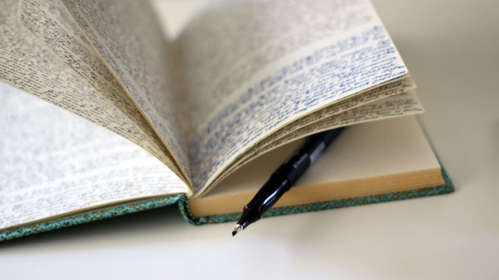 Diário escrito a mão, assim como os diários de escritores famosos
