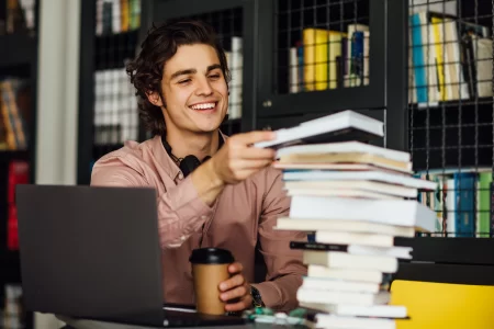 homem intelectual com pilha de livros para ficar mais inteligente em 2023