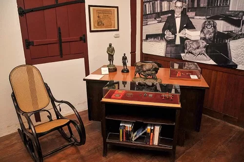 Uma reprodução do Gabinete de Guimarães Rosa, com móveis originais. A casa onde nasceu o escritor, atualmente, funciona como um museu. Uma das casas de escritores famosos que merecem uma visita.