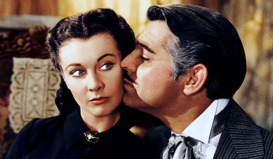 Cena de "...E O Vento Levou" foi adaptado ao cinema em 1939. O casal marcante da literatura ganhou vida nas atuações de Vivien Leigh, como Scarlett O'Hara, e Clark Gable, como Rhett Butler.