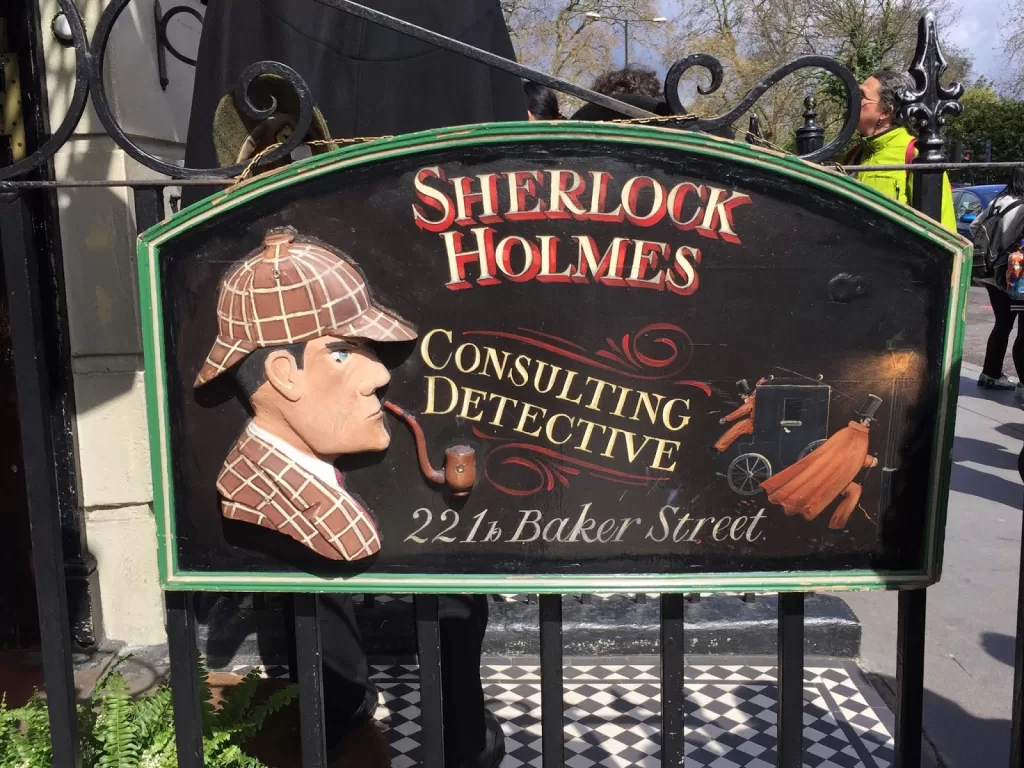 O personagem que residia na Rua Baker Street, 221b é um dos detetives famosos da literatura: Sherlock Holmes