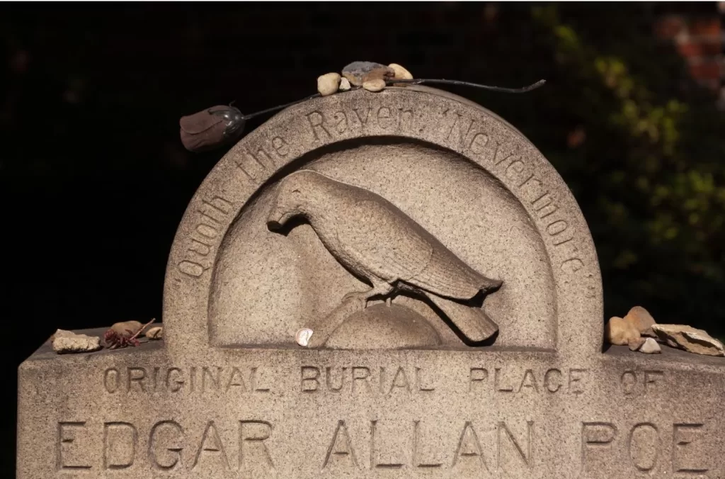 Dentre os escritores famosos após morrerem destaca-se Edgar Allan Poe. Edgar Allan Poe está sepultado no Westminster Hall and Burying Ground em Baltimore, Maryland, nos Estados Unidos.
